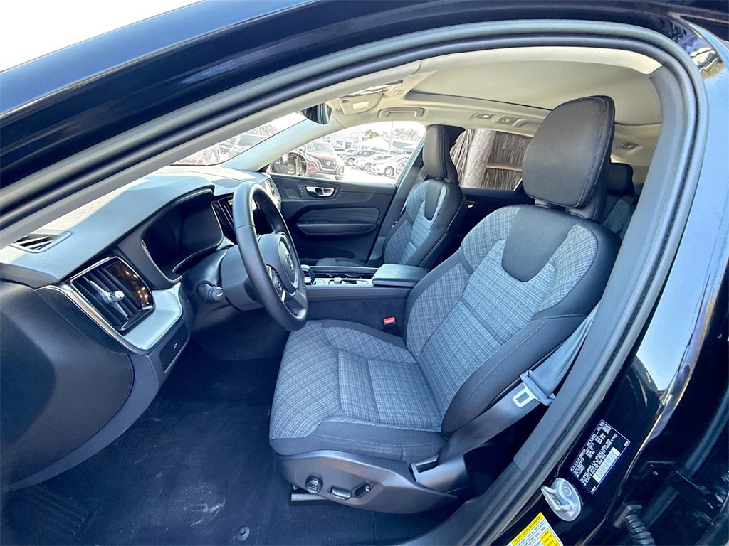 Used 2023 Volvo XC60 B5 Core image 23