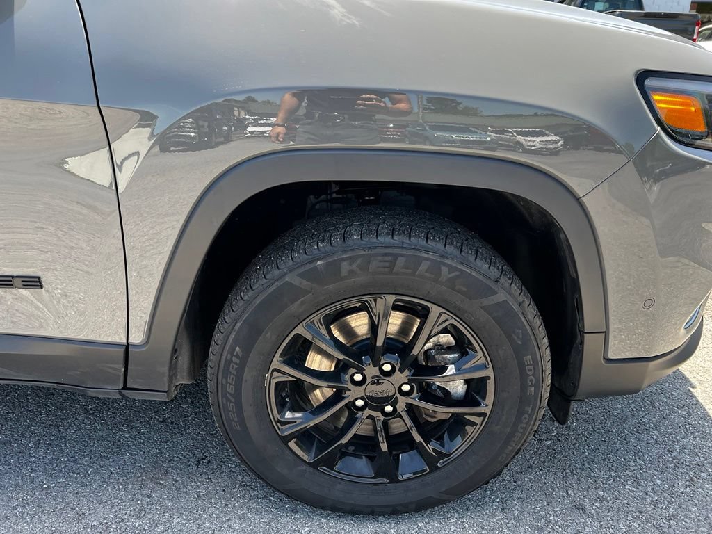 Used 2023 Jeep Cherokee Altitude Lux AWD/4WD image 3