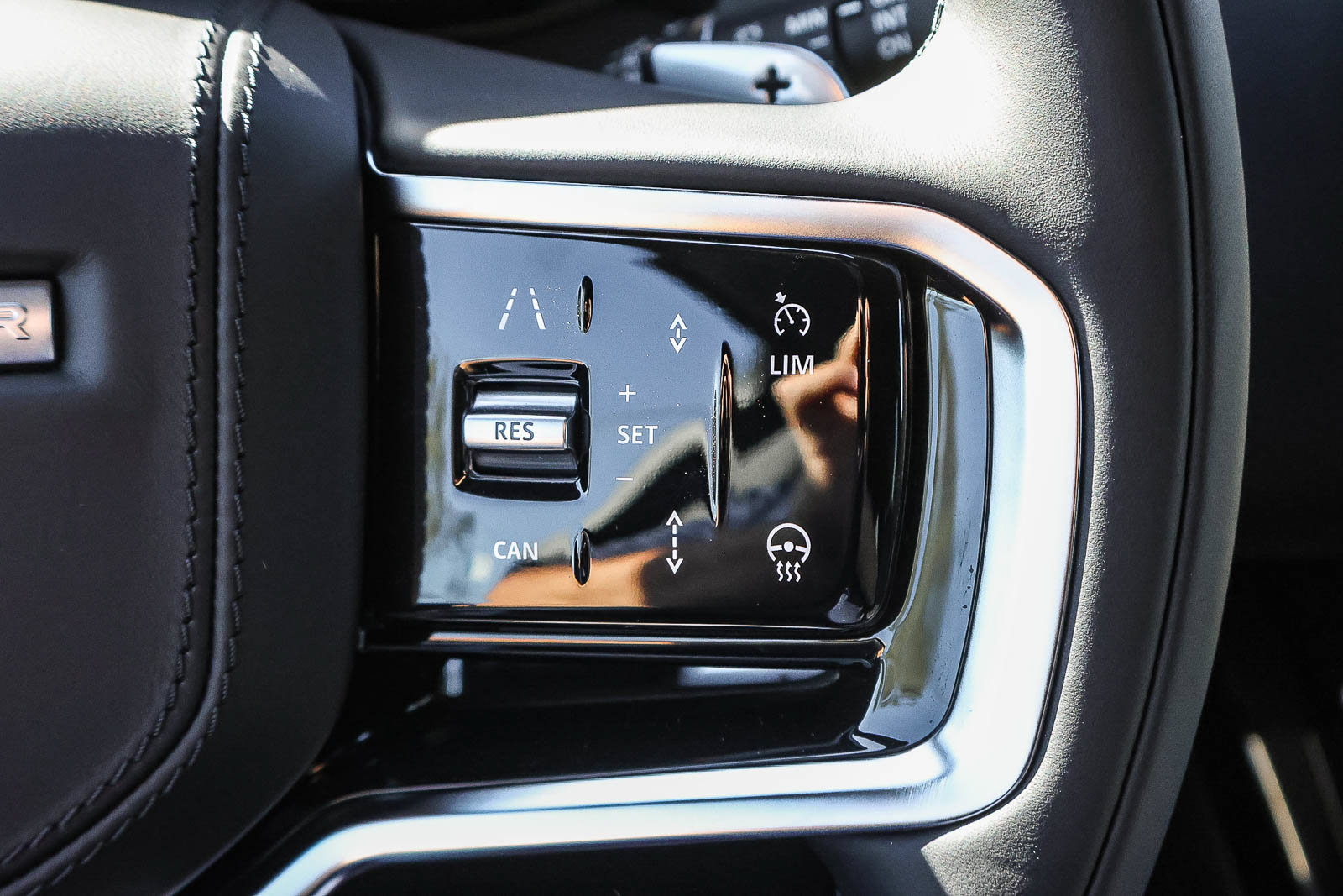 New 2026 Land Rover Range Rover Sport SE AWD/4WD image 32