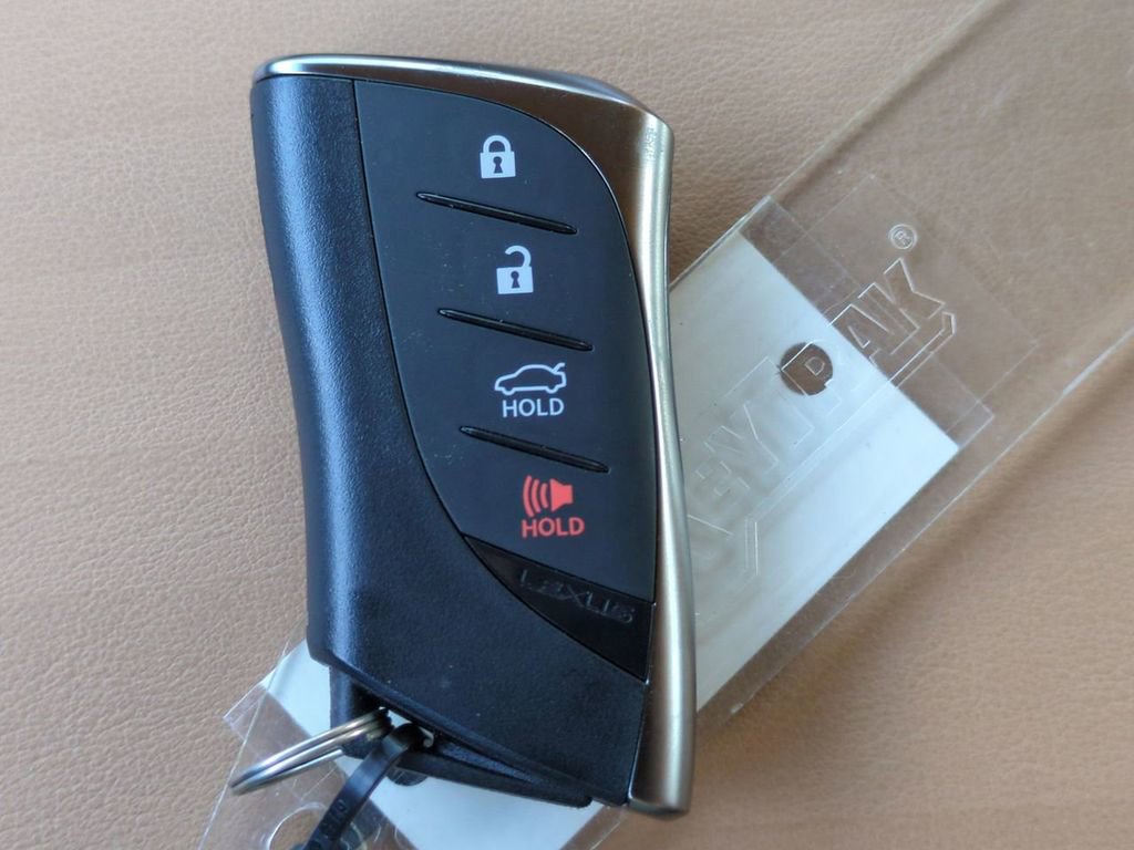 Used 2022 Lexus ES 300h w/ Premium Package image 30