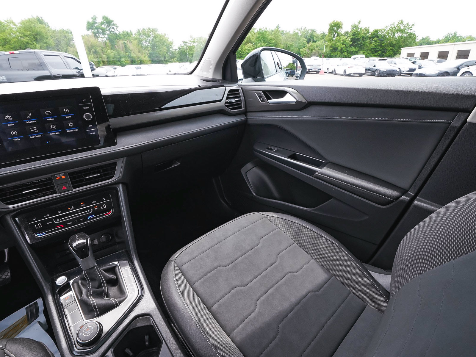 Used 2025 Volkswagen Taos SE AWD/4WD image 49