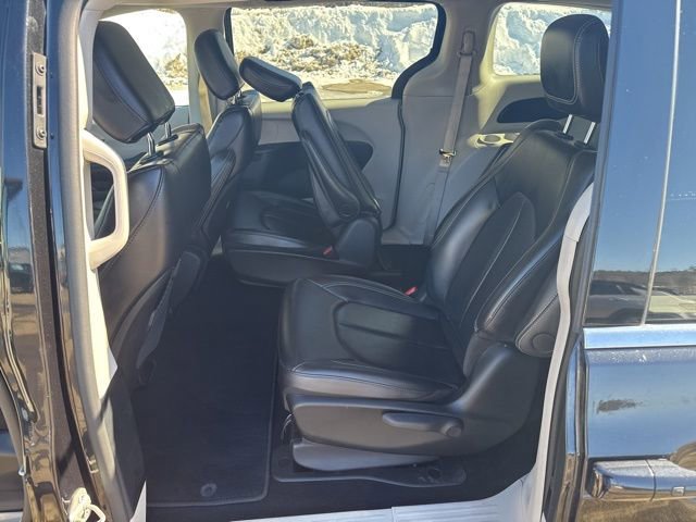 Used 2024 Chrysler Pacifica Select image 18