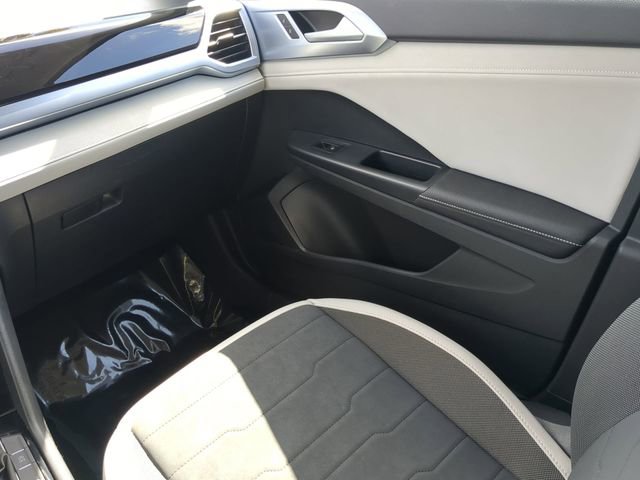 Certified 2025 Volkswagen Taos SE w/ Black Wheel Package image 15