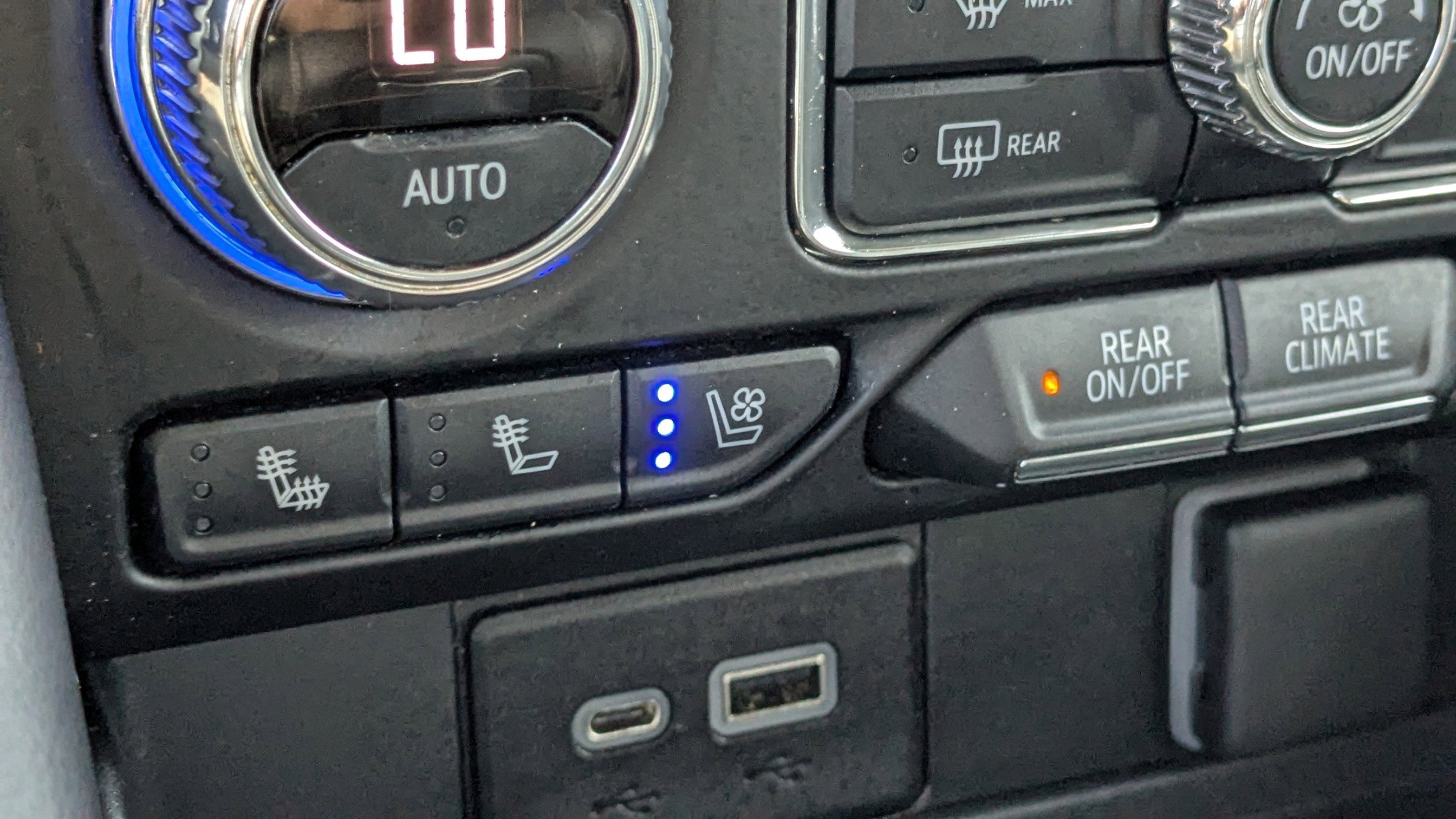 Used 2022 GMC Yukon SLT w/ SLT Premium Package image 29