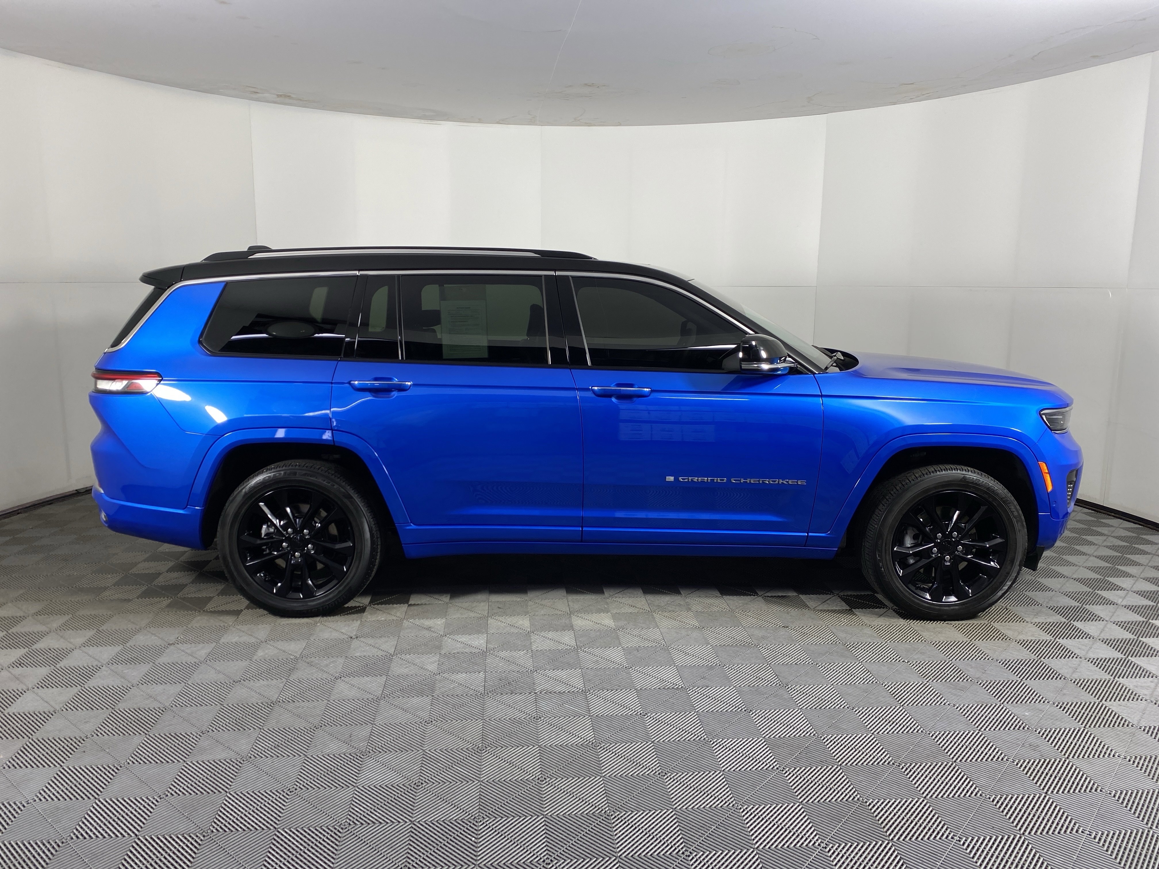 Used 2023 Jeep Grand Cherokee L Overland image 8