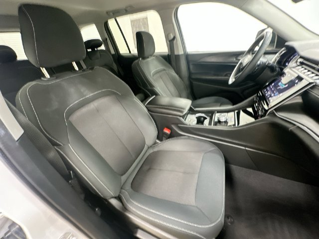 Used 2024 Jeep Grand Cherokee Laredo X AWD/4WD image 33