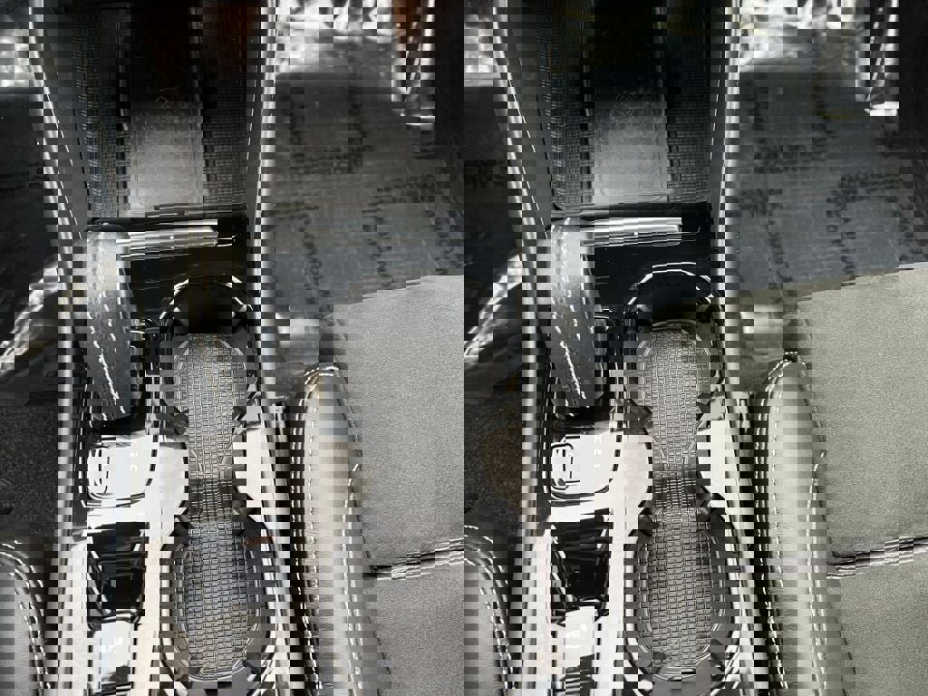 Used 2022 Volvo XC40 T5 R-Design w/ Advanced Package image 22