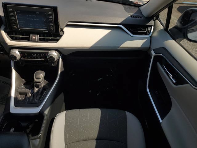 Used 2021 Toyota RAV4 XLE w/ Convenience Package FWD image 18