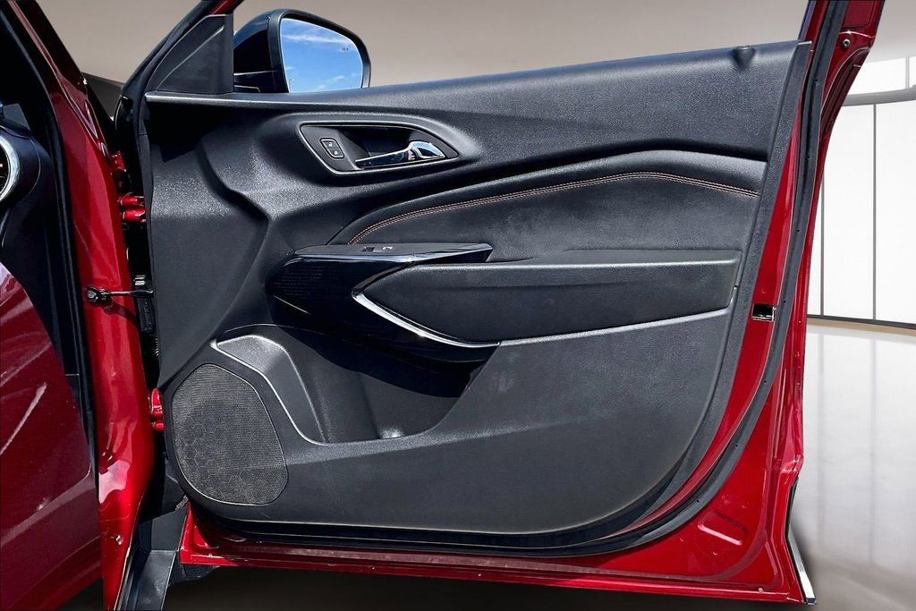 Used 2025 Chevrolet Trax RS w/ Sunroof Package image 19