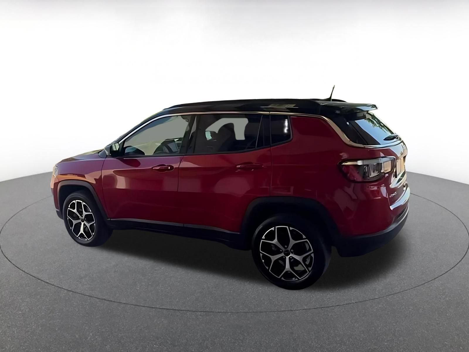 Used 2025 Jeep Compass Limited AWD/4WD image 4