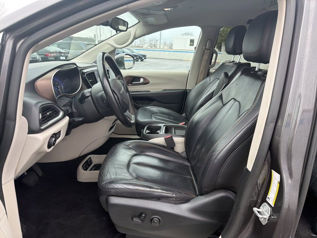 Used 2018 Chrysler Pacifica Touring-L w/ Advanced Safetytec Group image 17