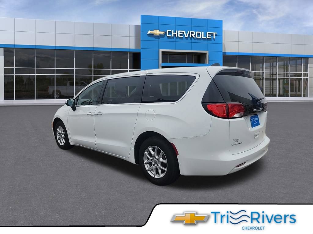 Used 2023 Chrysler Voyager LX image 3