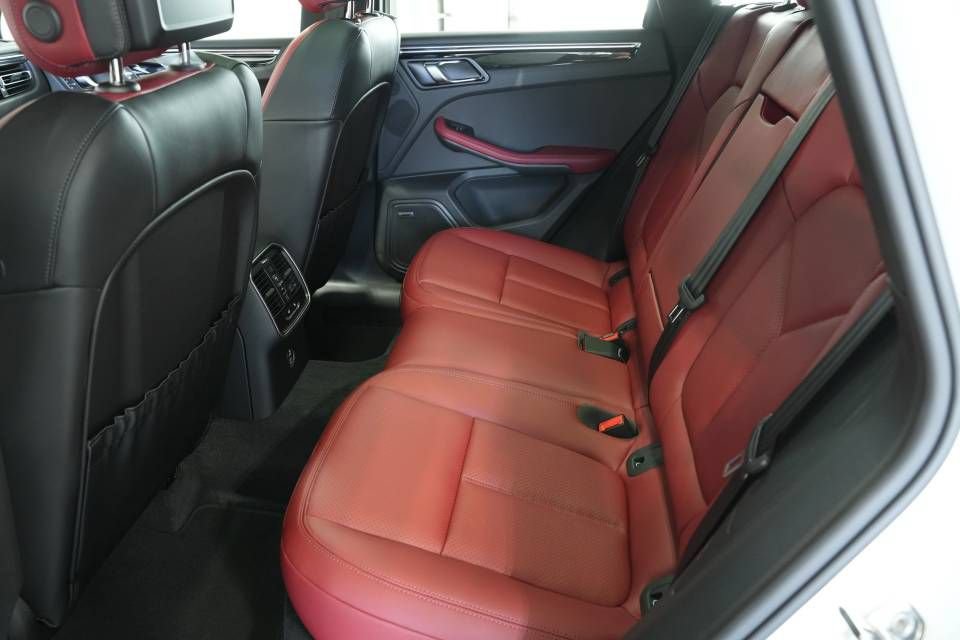 Certified 2025 Porsche Macan AWD/4WD image 27
