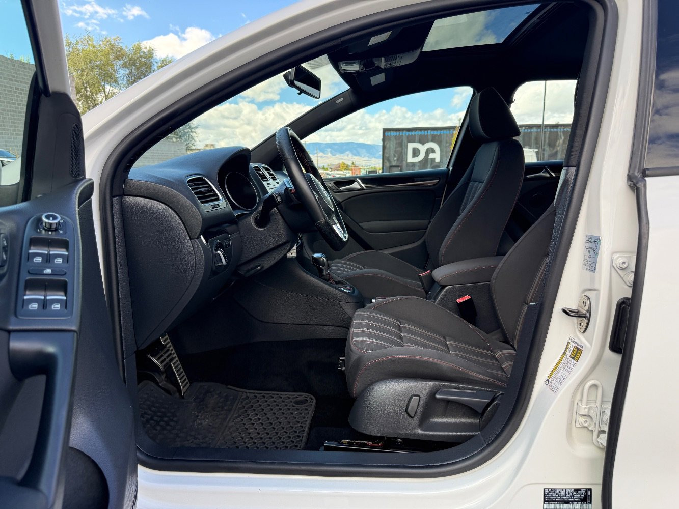 Used 2012 Volkswagen Golf 4-Door image 8