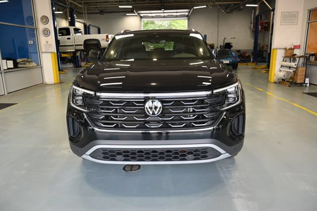 Used 2024 Volkswagen Atlas Cross Sport SE AWD/4WD image 2