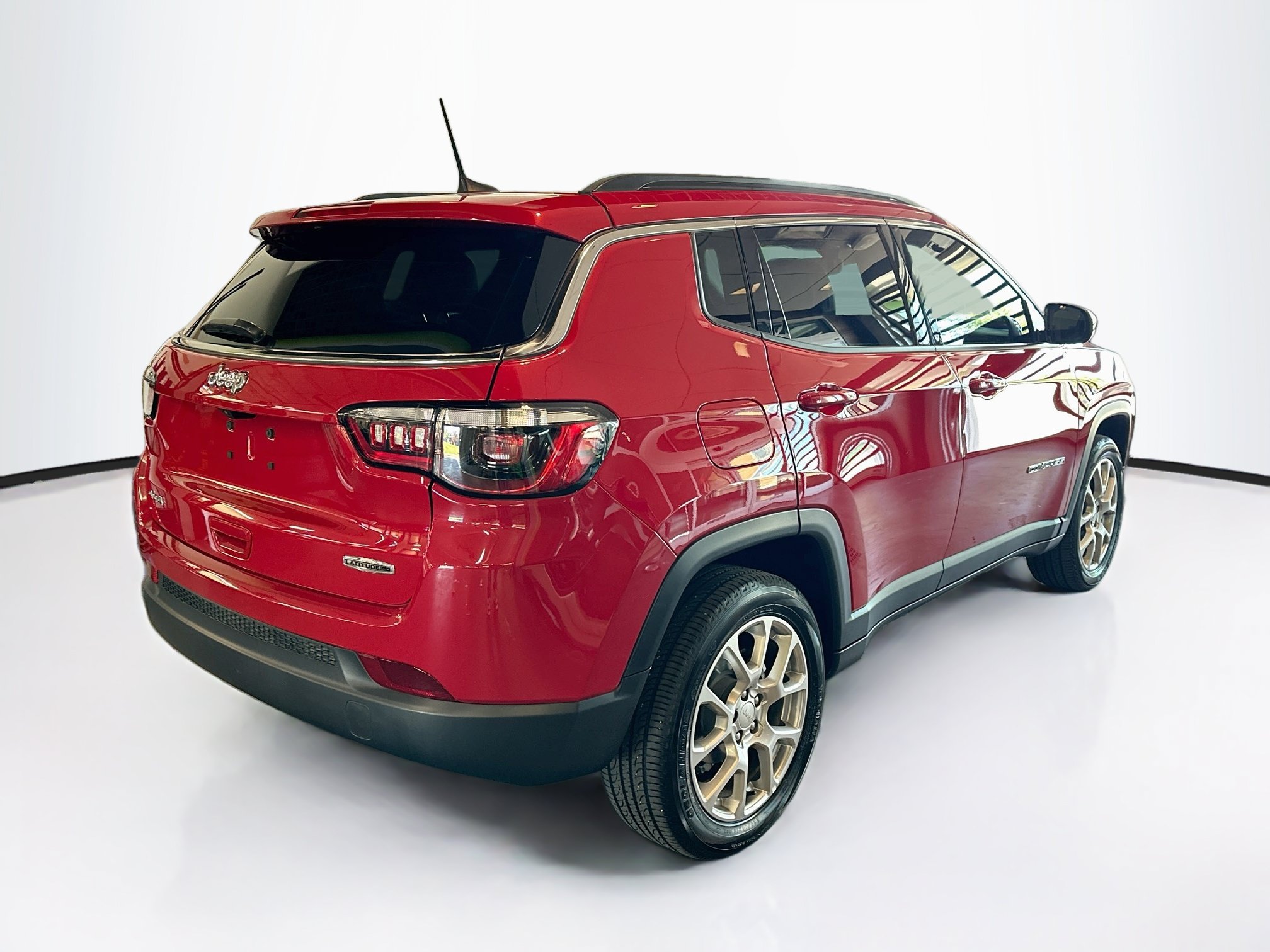 Used 2023 Jeep Compass Latitude AWD/4WD image 9