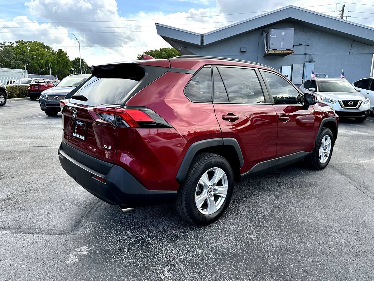 Used 2021 Toyota RAV4 XLE w/ Convenience Package FWD image 5