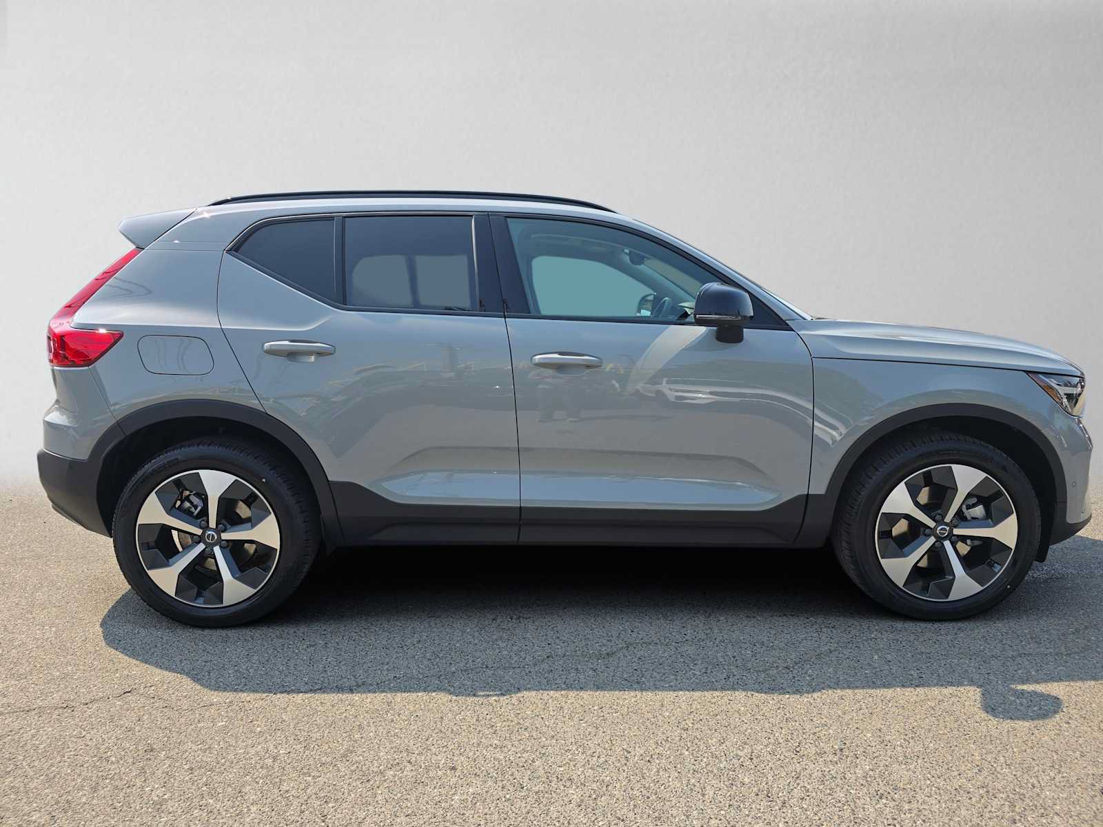 New 2026 Volvo XC40 B5 Plus w/ Protection Package Premier AWD/4WD image 2