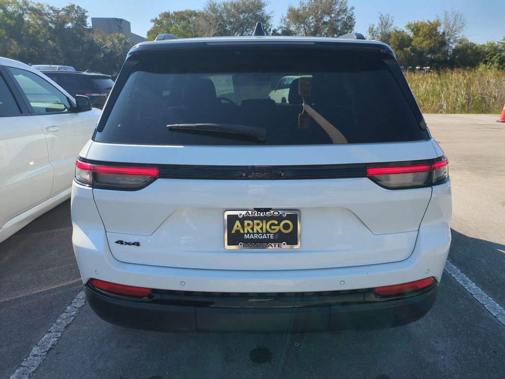 Used 2023 Jeep Grand Cherokee Altitude image 7