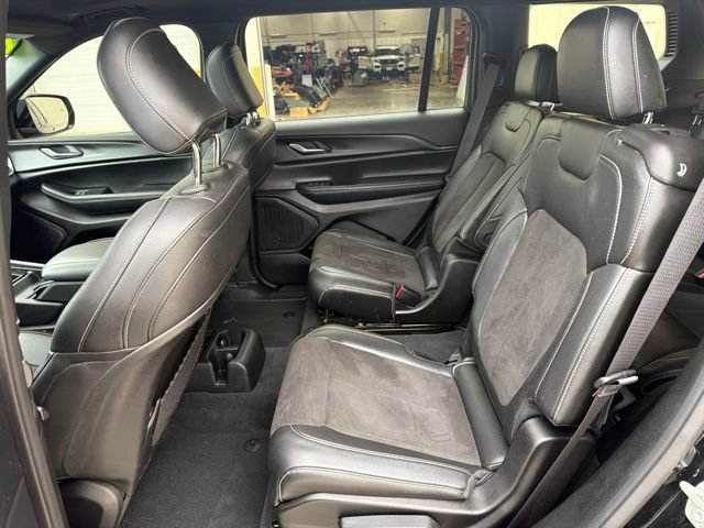Used 2024 Jeep Grand Cherokee L Altitude AWD/4WD image 17