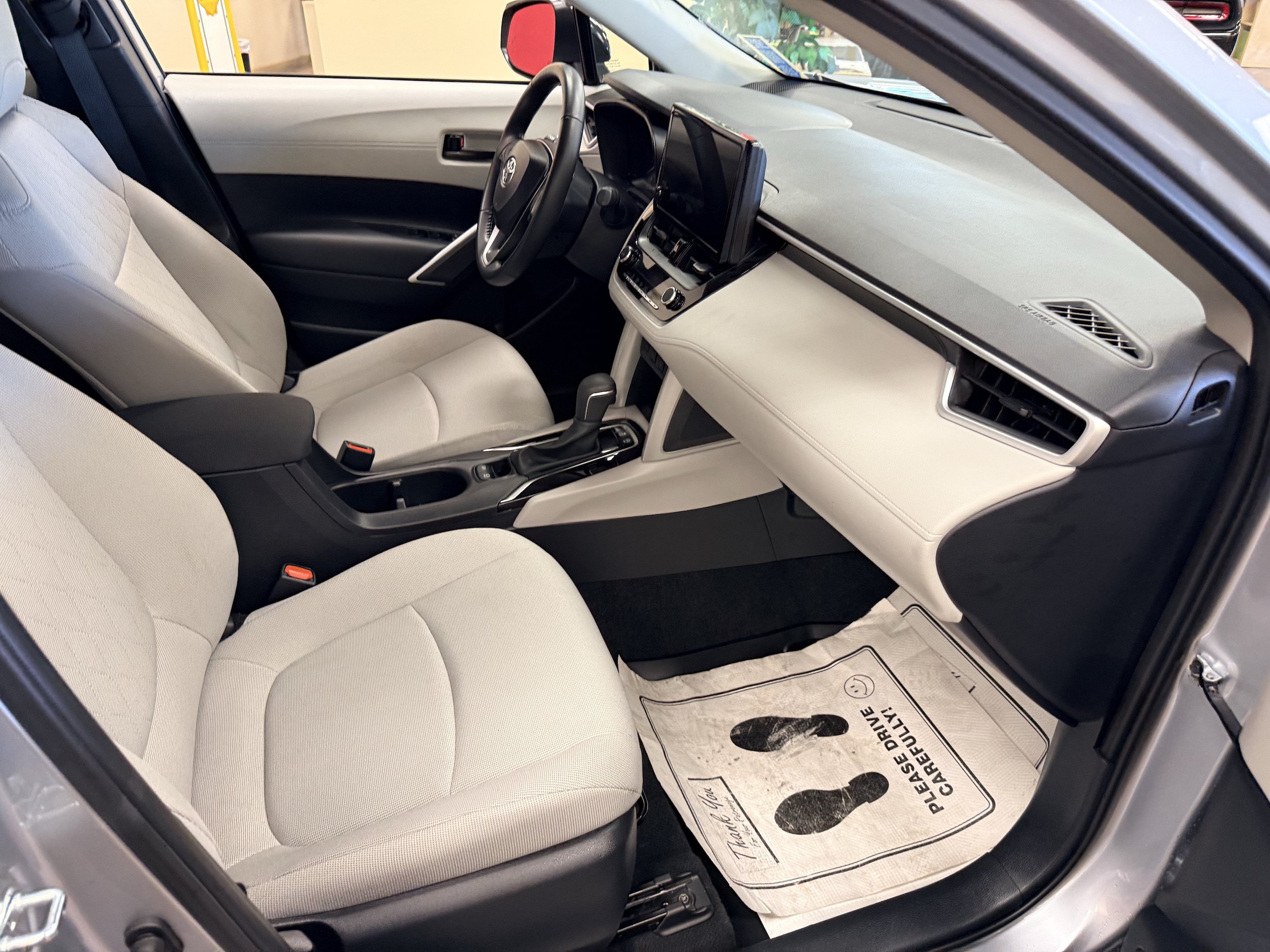 Used 2025 Toyota Corolla Cross LE AWD/4WD image 19