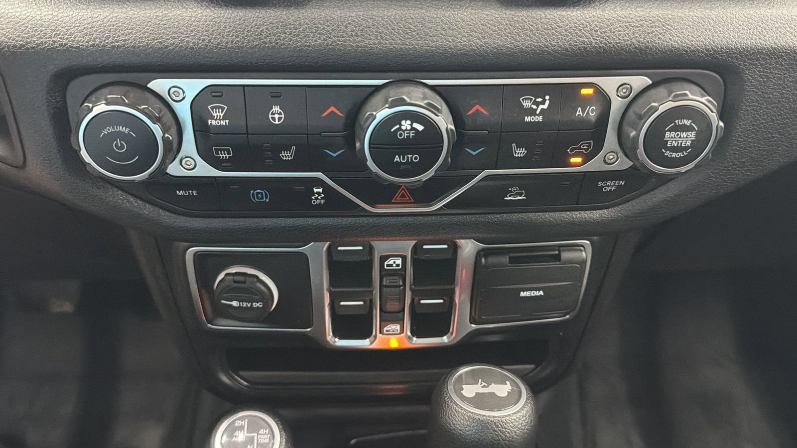 Used 2024 Jeep Wrangler Unlimited w/ Convenience Group AWD/4WD image 23