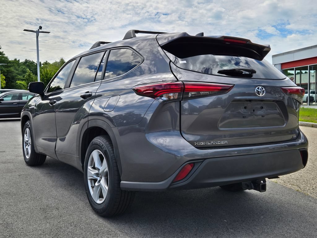 Used 2024 Toyota Highlander LE FWD image 3
