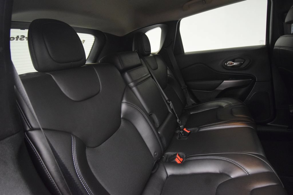 Used 2019 Jeep Cherokee Latitude Plus w/ Cold Weather Group AWD/4WD image 24