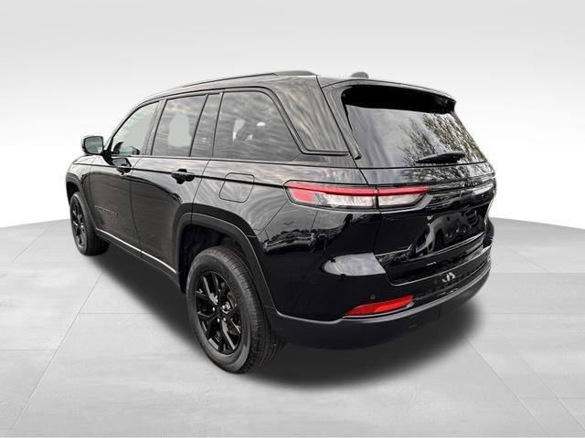 Used 2025 Jeep Grand Cherokee Altitude AWD/4WD image 5
