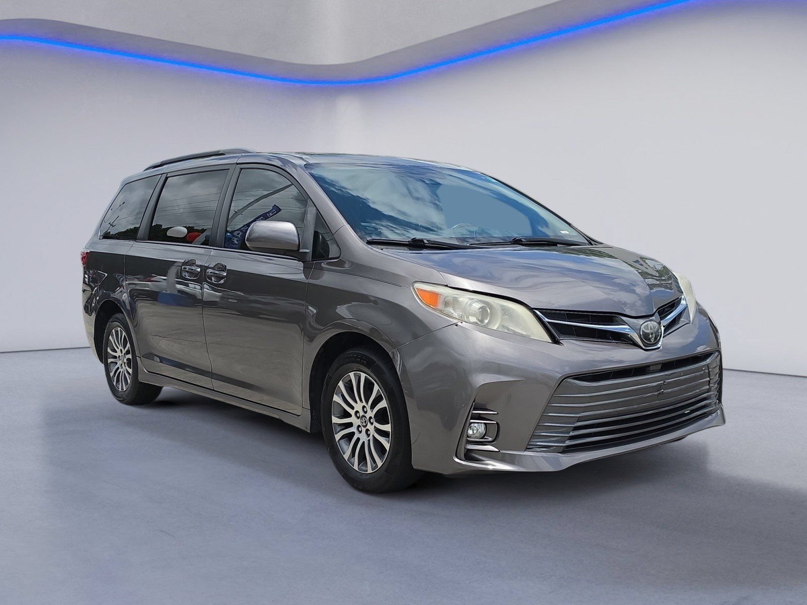 Used 2020 Toyota Sienna XLE Premium FWD image 7