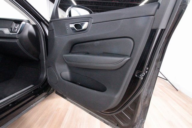 Certified 2025 Volvo XC60 B5 Core image 24