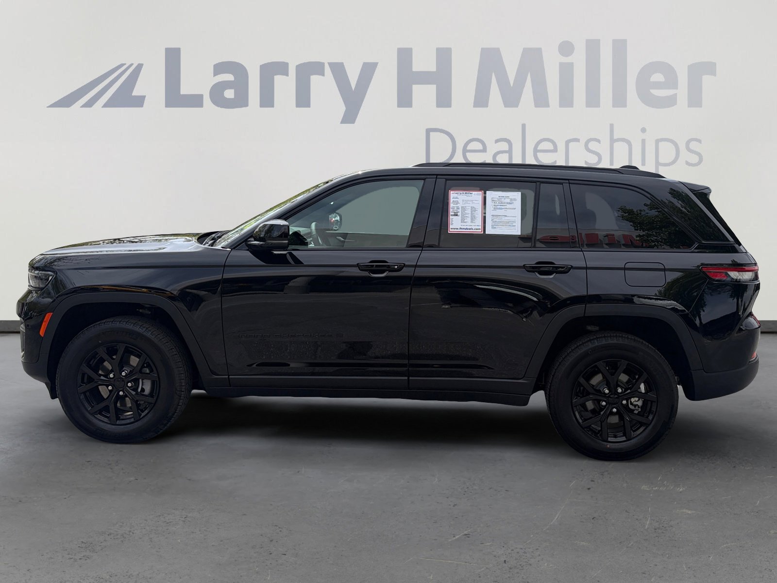 Used 2025 Jeep Grand Cherokee Altitude image 2