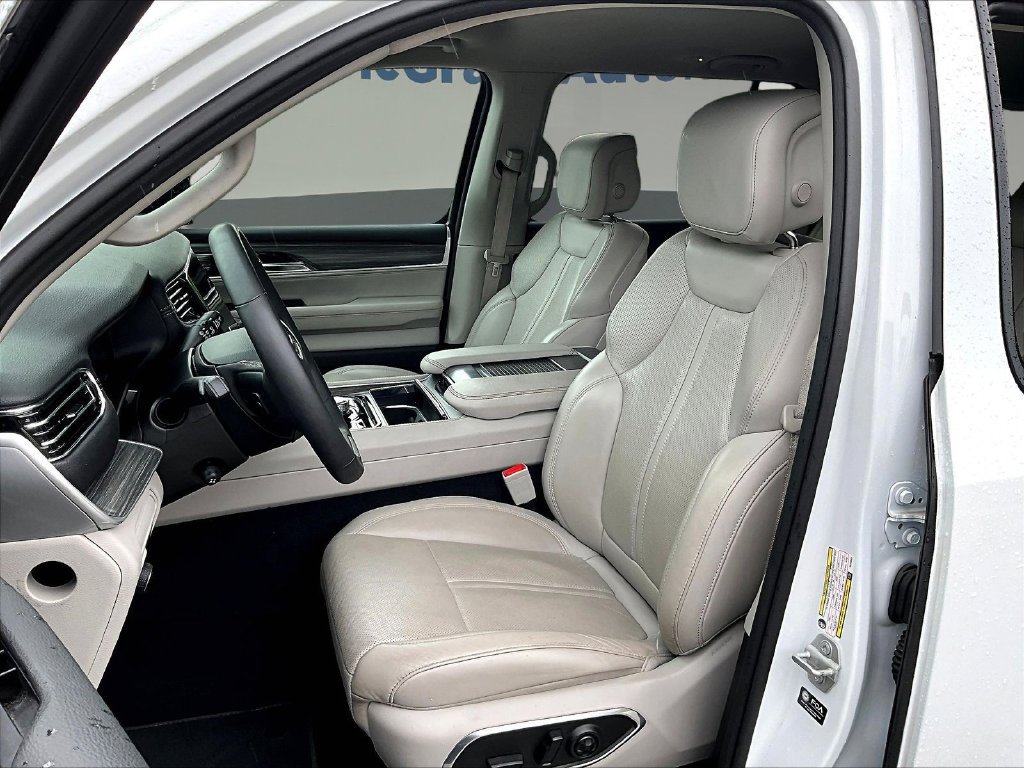 Used 2024 Jeep Wagoneer L Series III w/ Flexible Seating Group AWD/4WD image 25