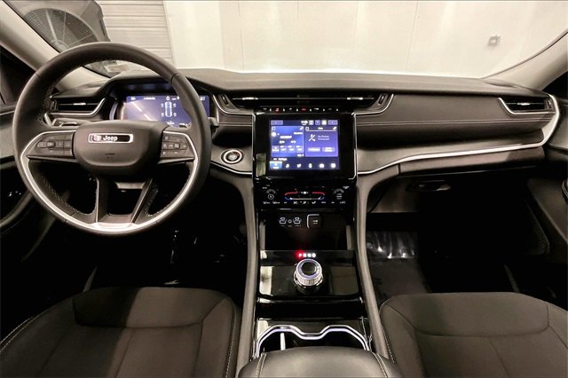 Used 2023 Jeep Grand Cherokee Laredo image 14