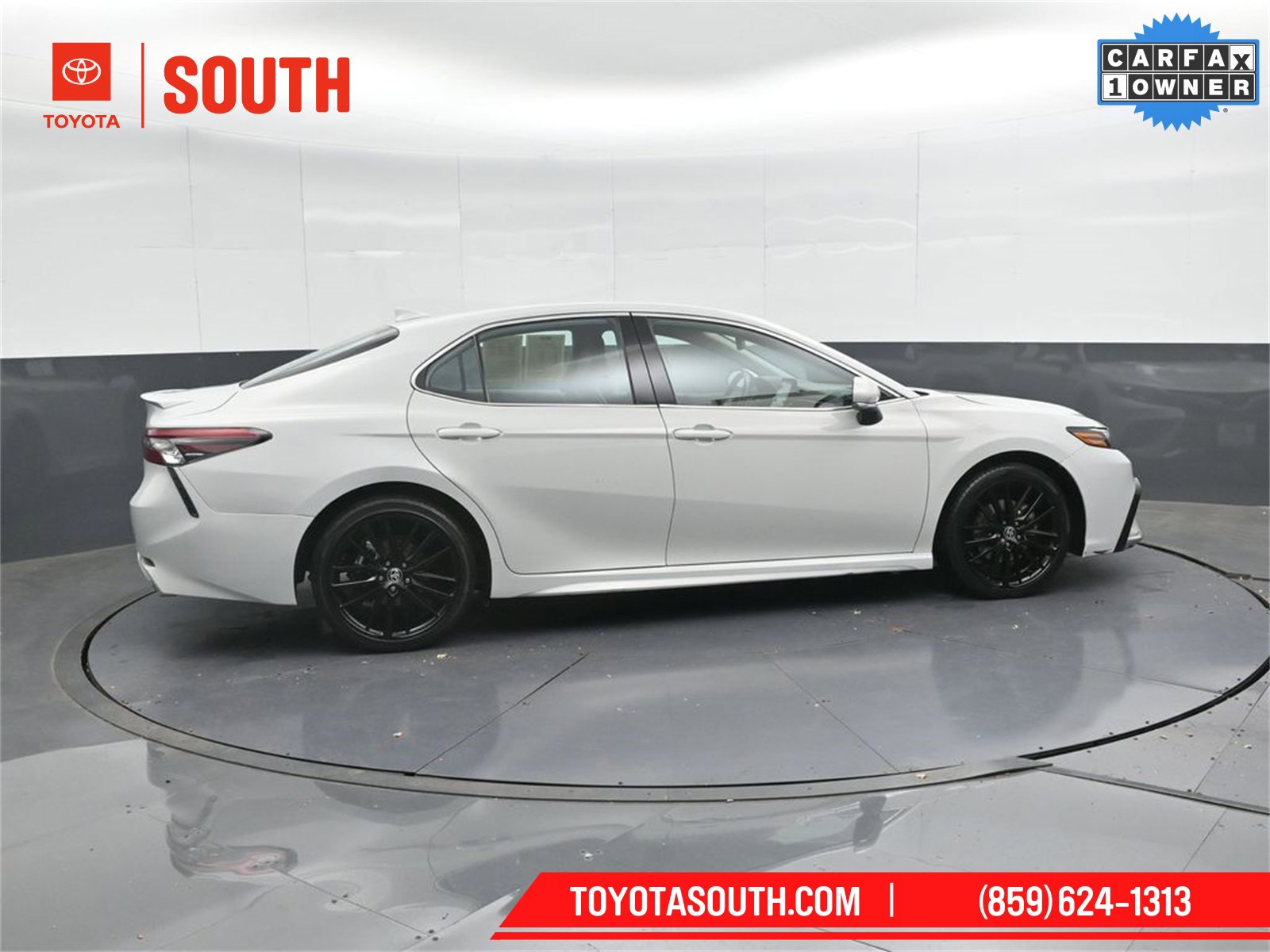 Used 2023 Toyota Camry XSE image 3