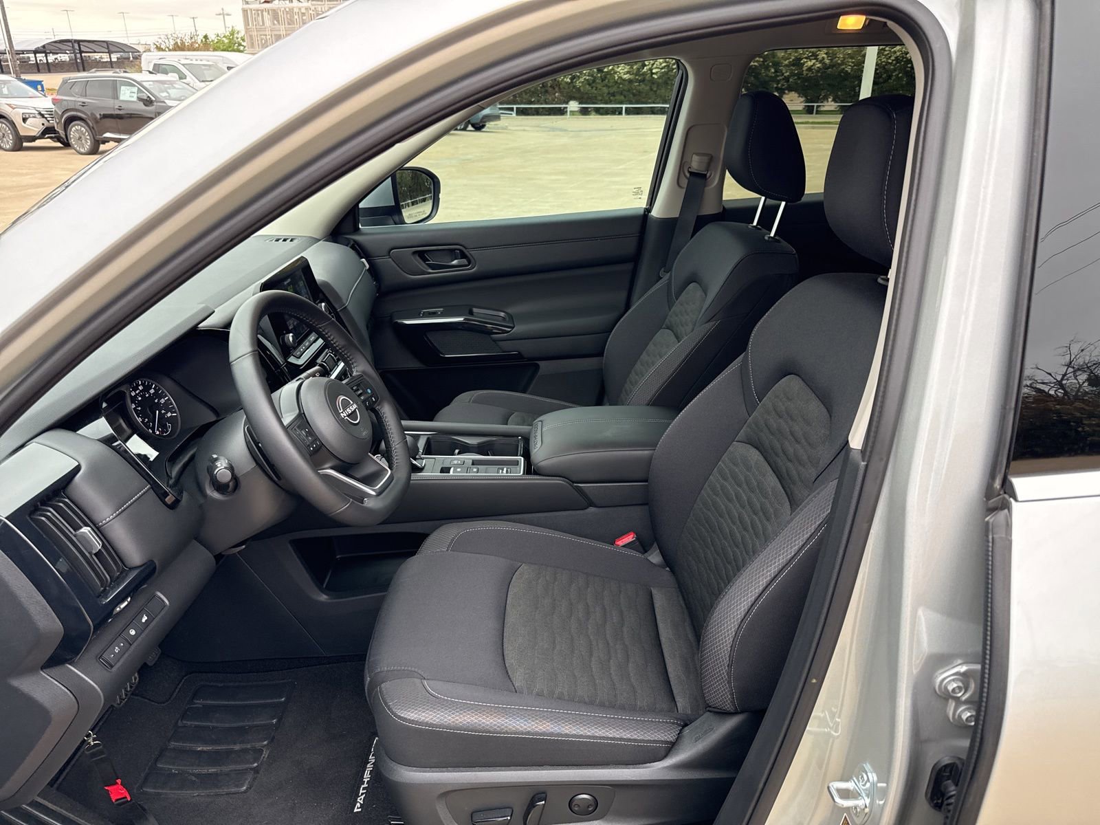 Used 2025 Nissan Pathfinder SV w/ SV Premium Package image 6