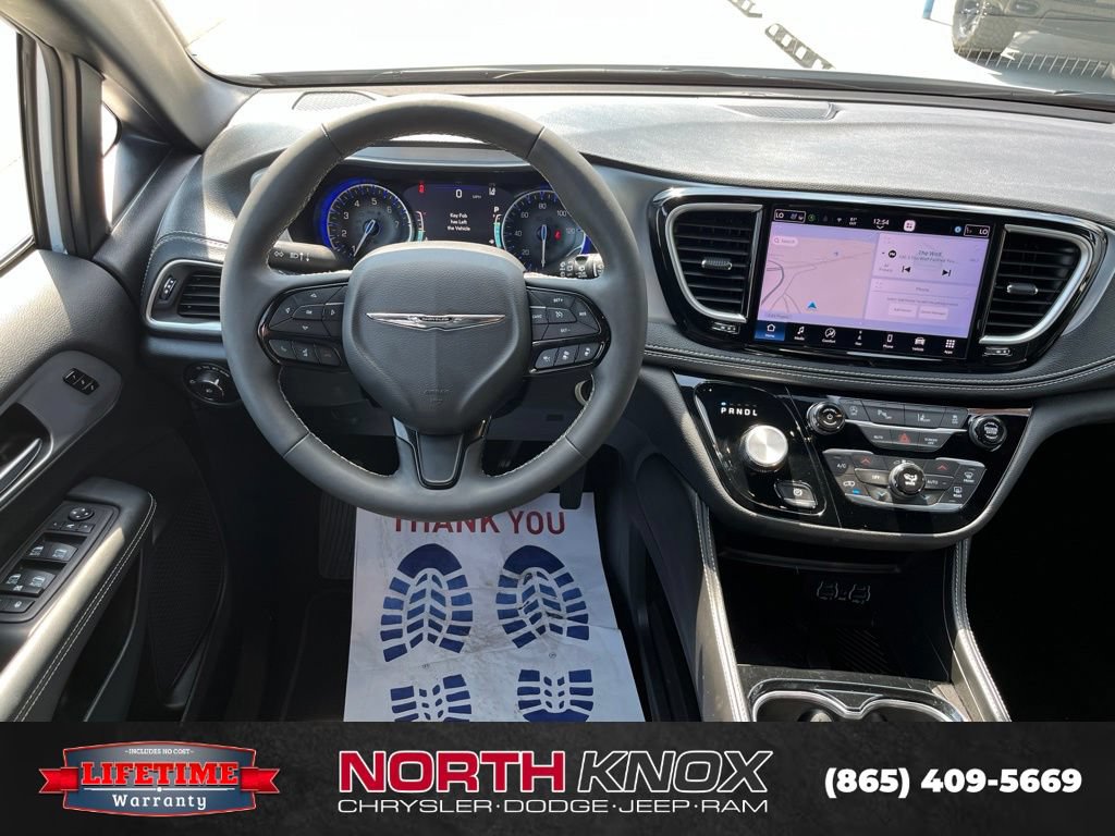 Used 2025 Chrysler Pacifica Limited FWD image 14