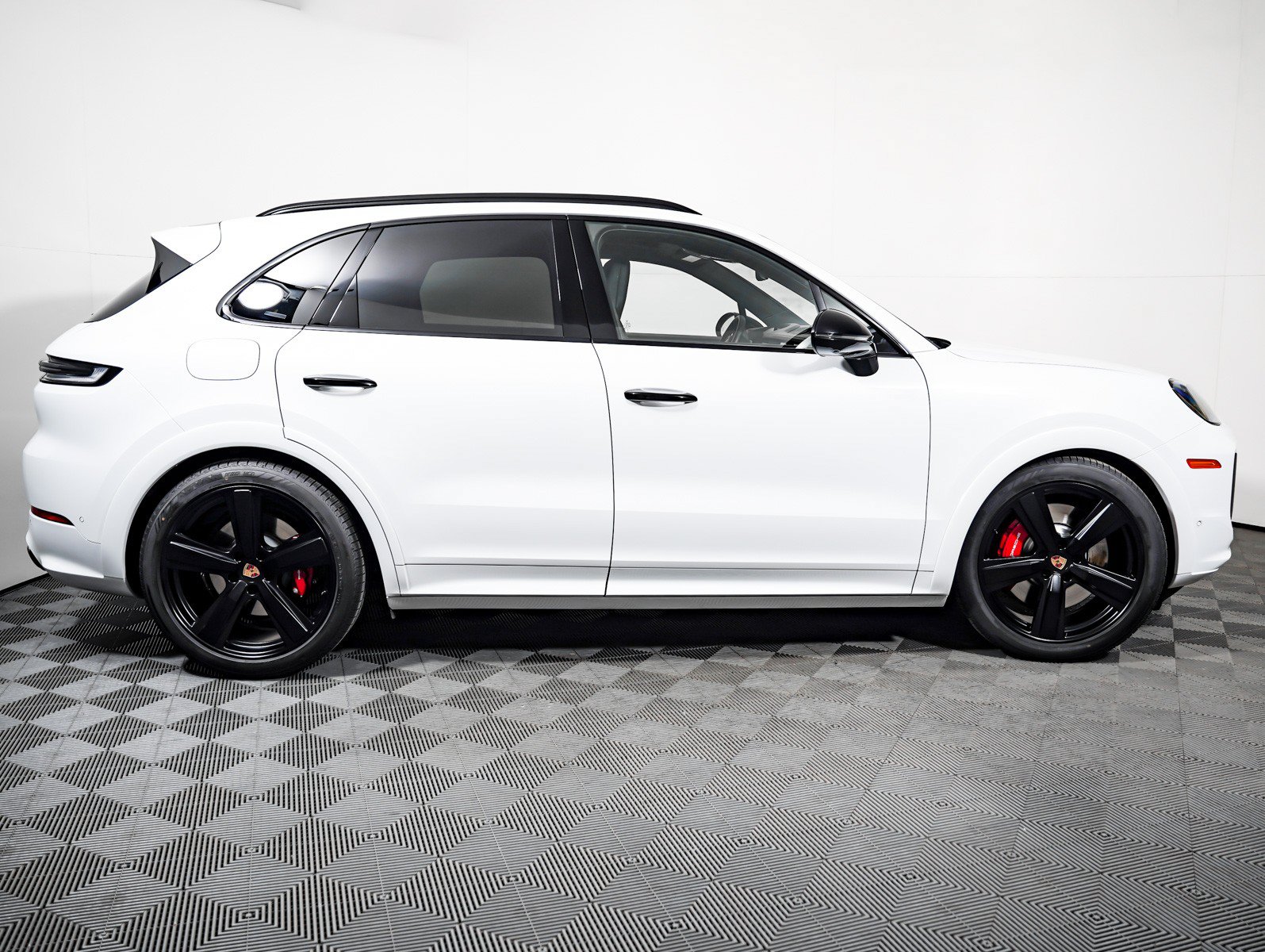 Certified 2025 Porsche Cayenne GTS AWD/4WD image 12