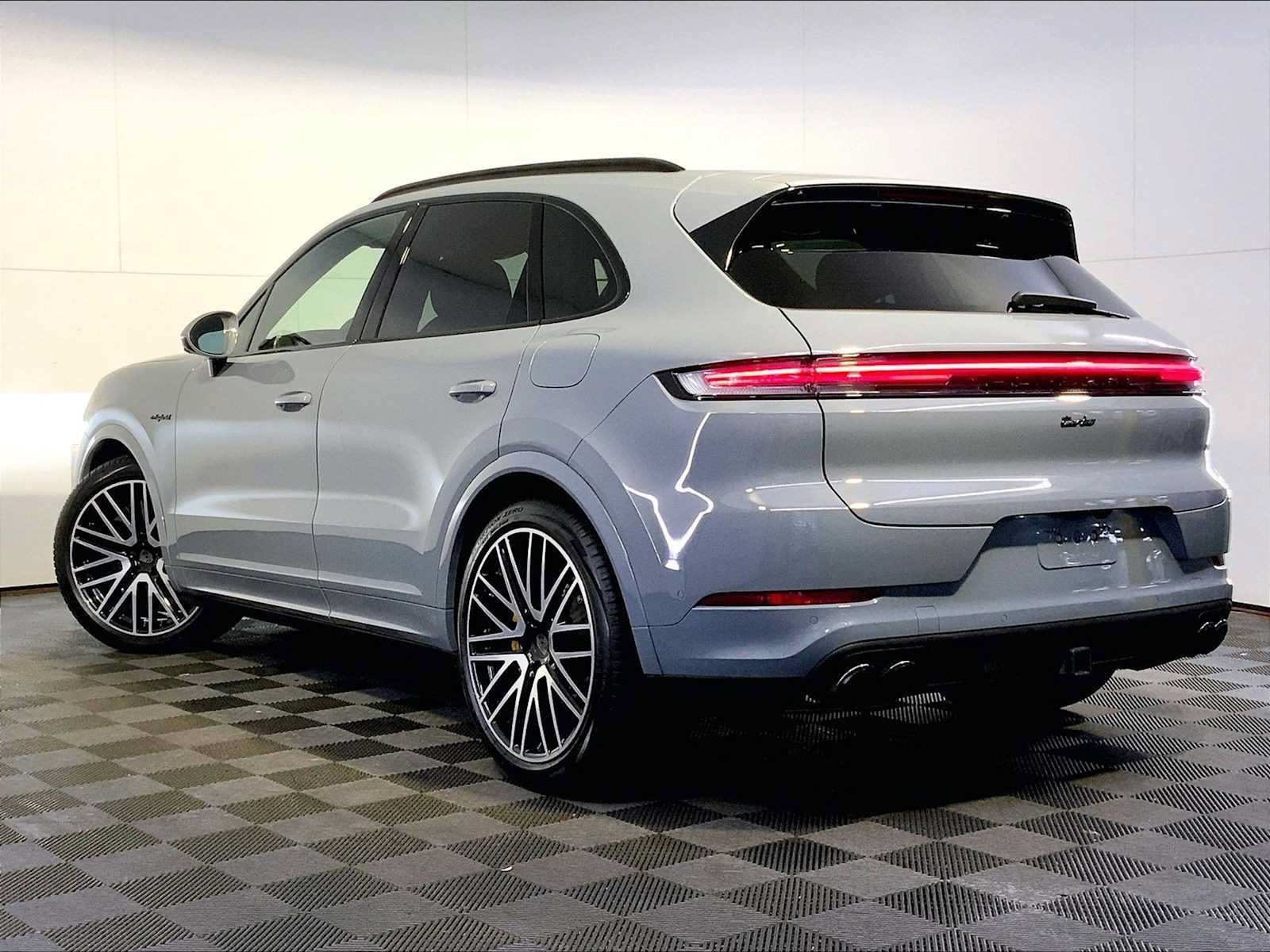 Certified 2025 Porsche Cayenne Turbo AWD/4WD image 3