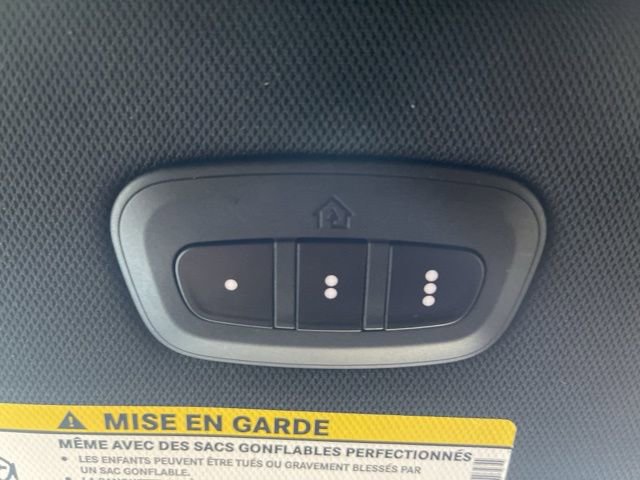 Used 2025 Chrysler Pacifica Select image 55