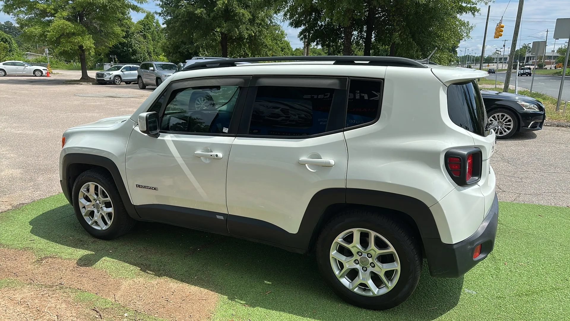 Used 2016 Jeep Renegade Latitude w/ Safety & Security Group FWD image 4