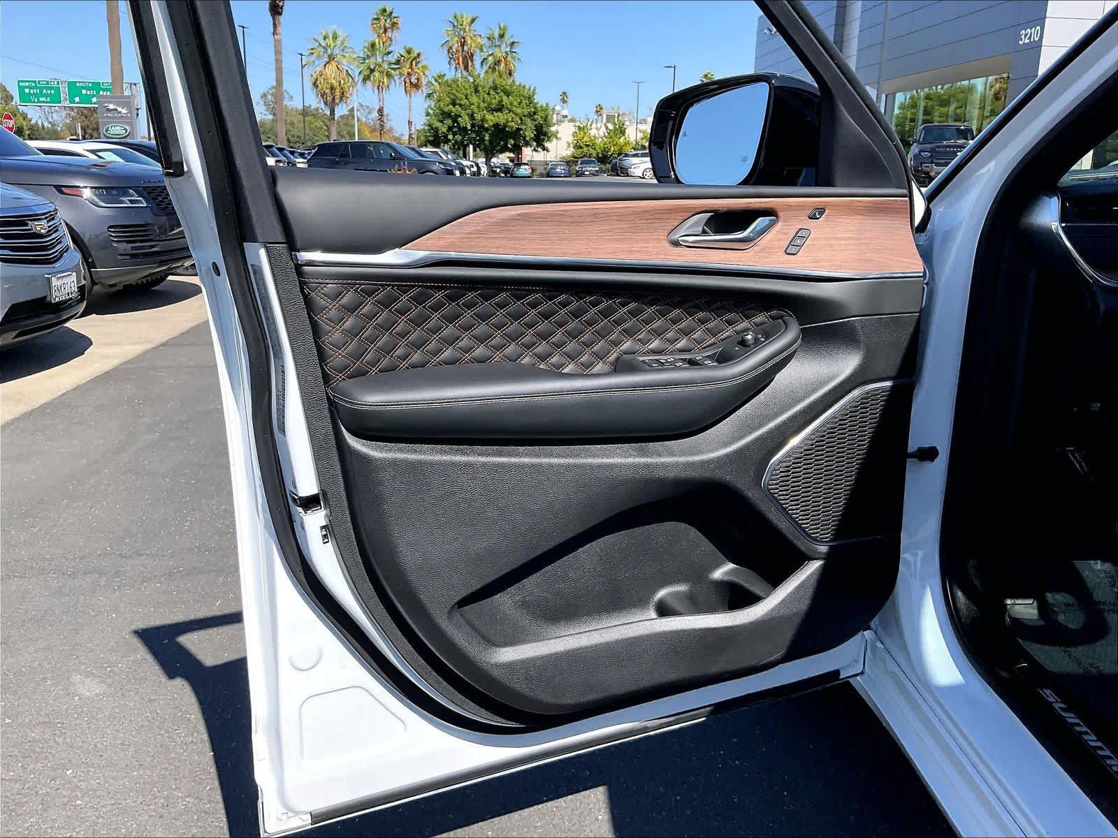 Used 2025 Jeep Grand Cherokee Summit w/ Adv Protech Group IV AWD/4WD image 25