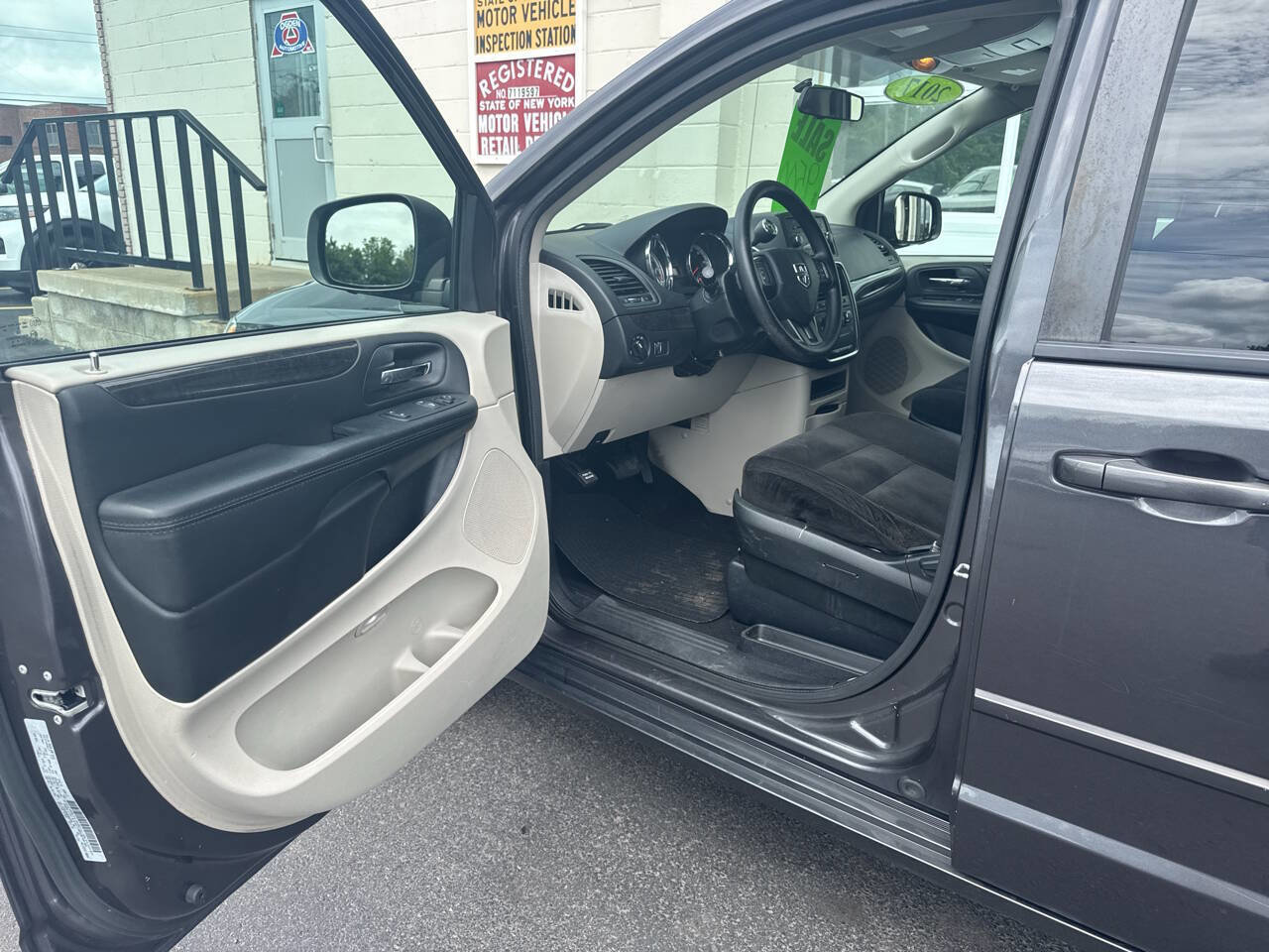 Used 2017 Dodge Grand Caravan SE image 12