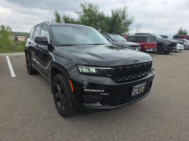 Used 2023 Jeep Grand Cherokee Limited w/ Luxury Tech Group II AWD/4WD image 2