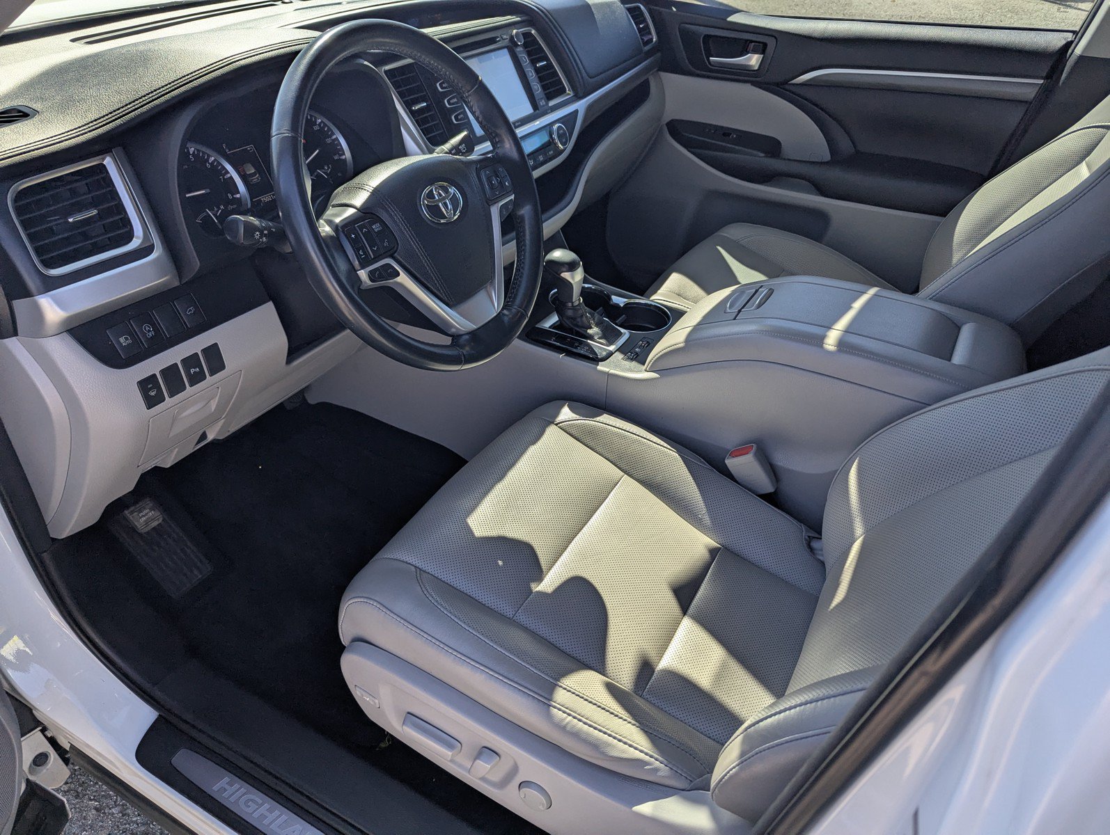 Used 2018 Toyota Highlander Limited AWD/4WD image 9