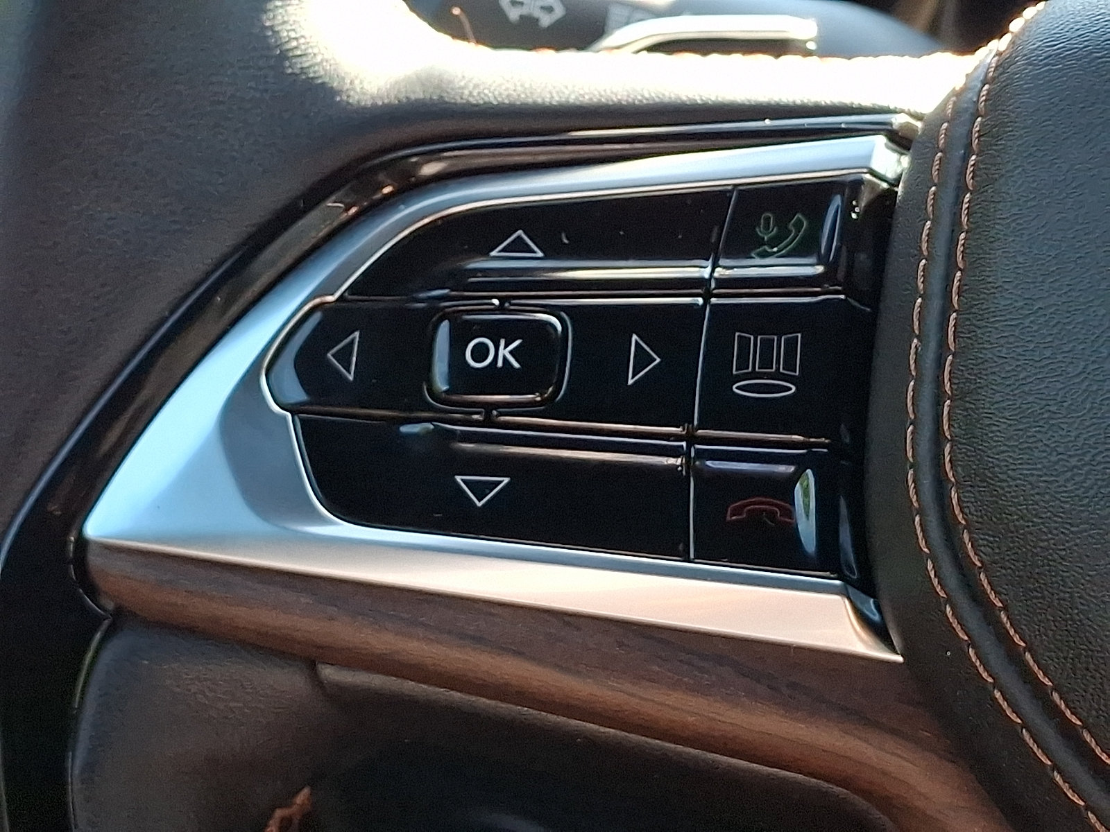 Used 2023 Jeep Grand Cherokee L Summit w/ Luxury Tech Group V AWD/4WD image 23
