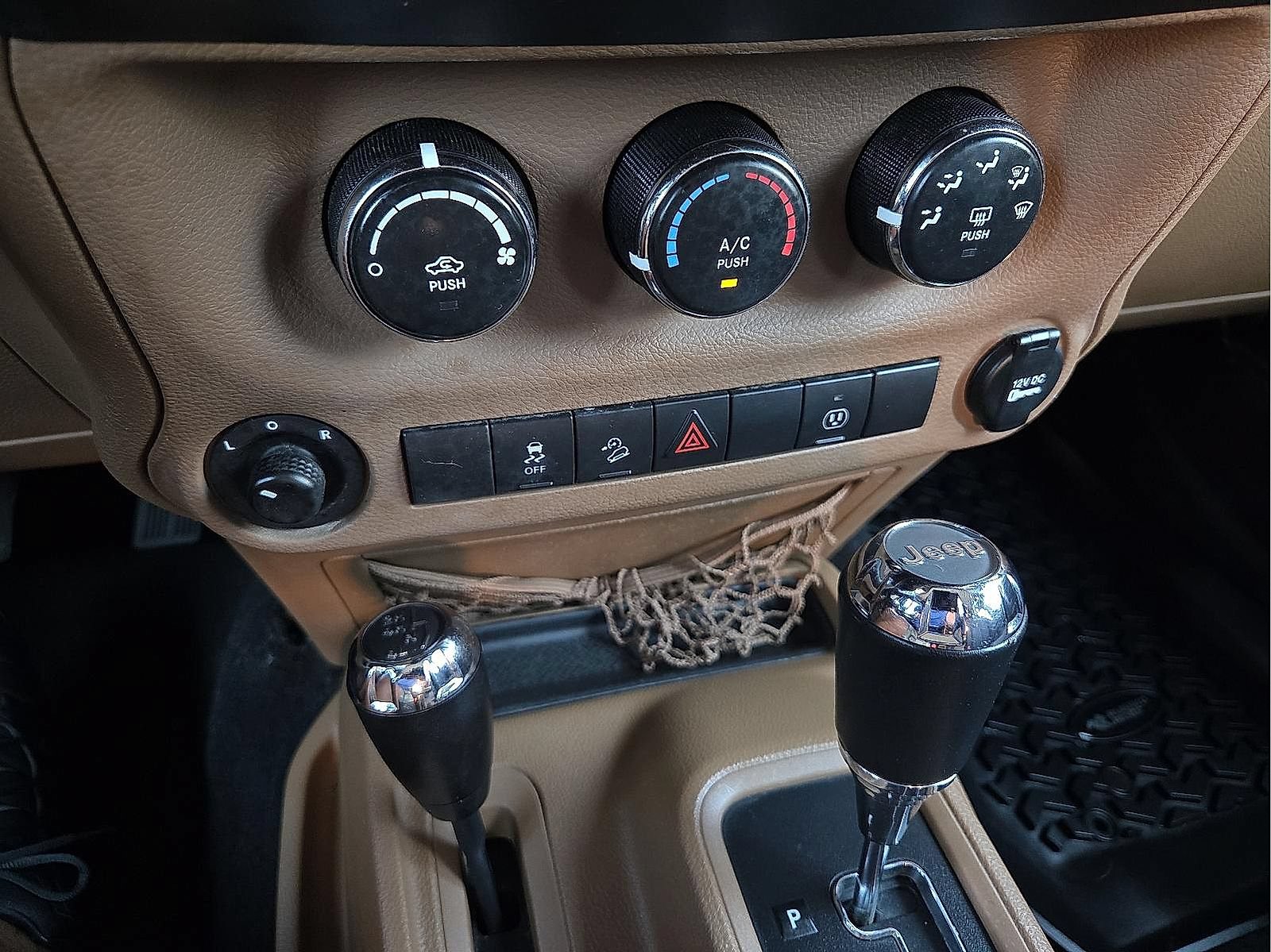 Used 2017 Jeep Wrangler Unlimited Sahara w/ Connectivity Group AWD/4WD image 20