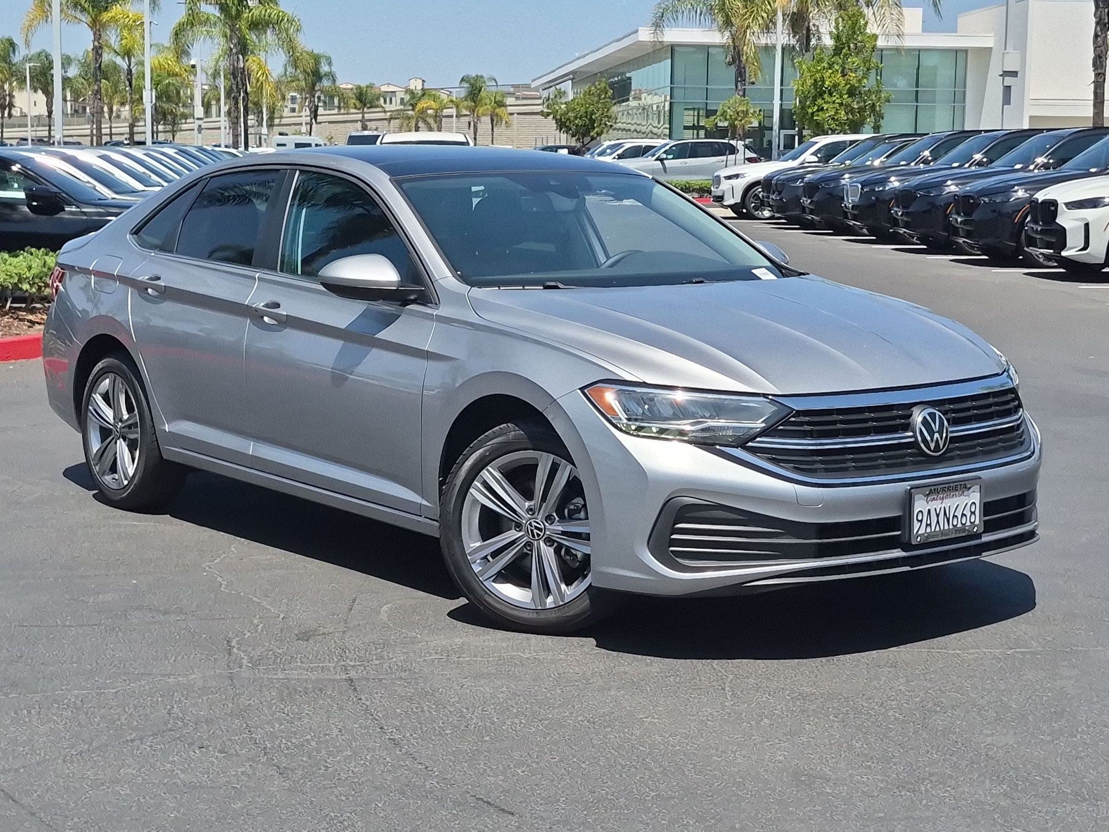 Used 2022 Volkswagen Jetta SE w/ Panoramic Sunroof Package FWD image 2