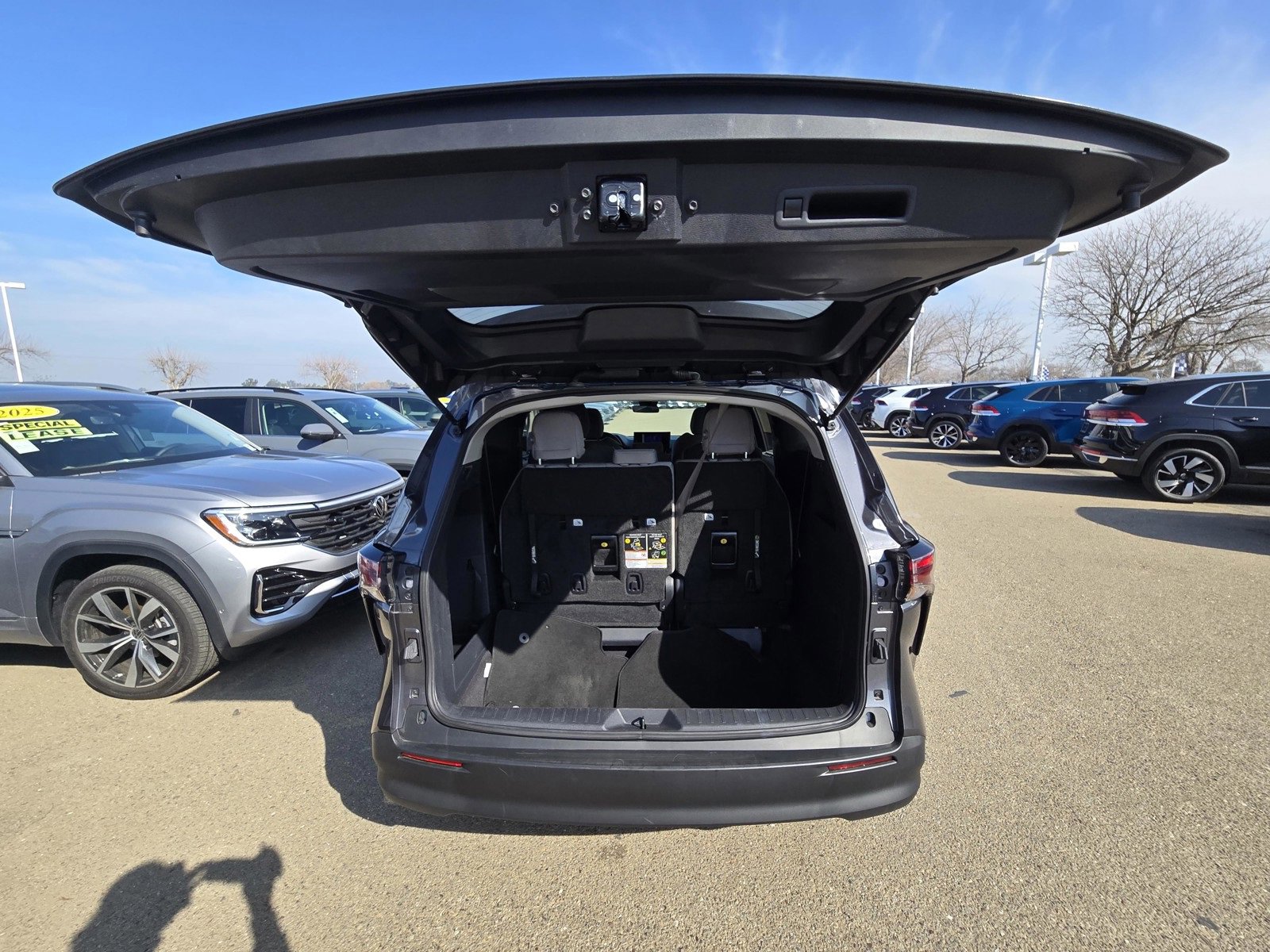 Used 2025 Toyota Sienna LE image 9