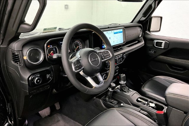 Used 2024 Jeep Wrangler Unlimited Sahara w/ Technology Group AWD/4WD image 15